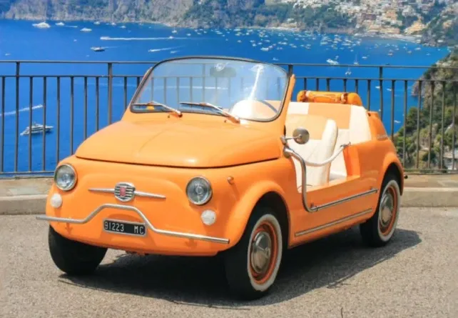 Fiat 500 Jolly parcheggiata sulla Costiera Amalfitana
